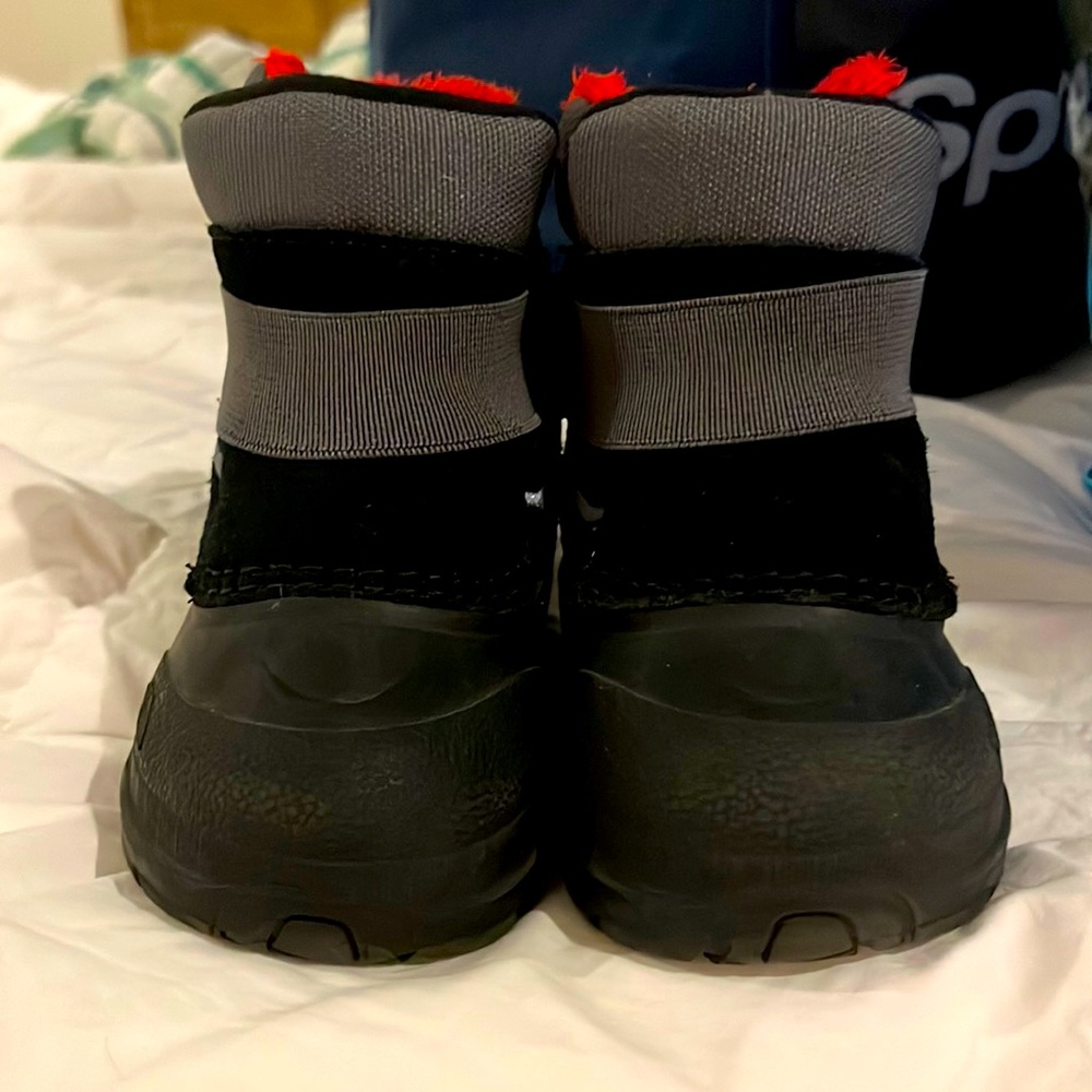 The north face baby/ toddler boys size 7 EUC winter boots